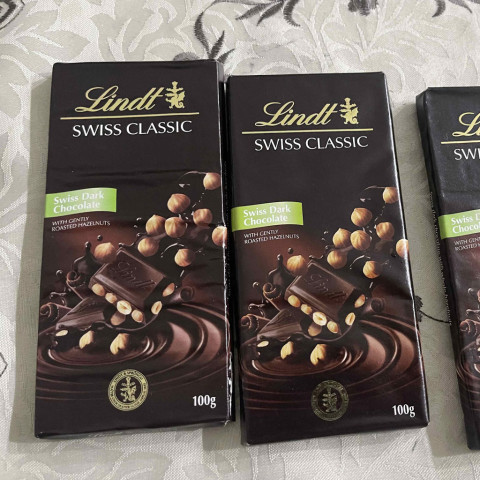 Sôcôla đen nhân hạt phỉ Lindt Swiss Classic 100g F118863