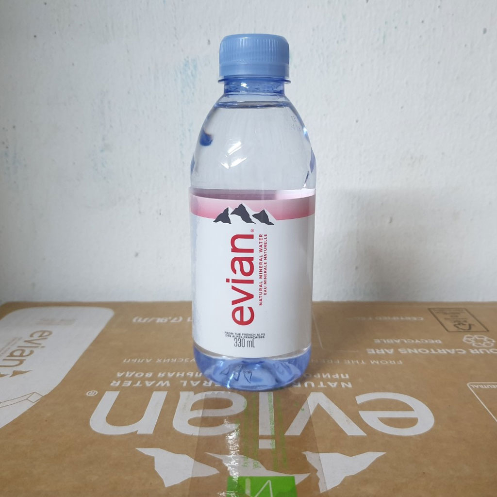 Nước khoáng thiên nhiên Evian chai nhựa 330ml B130285