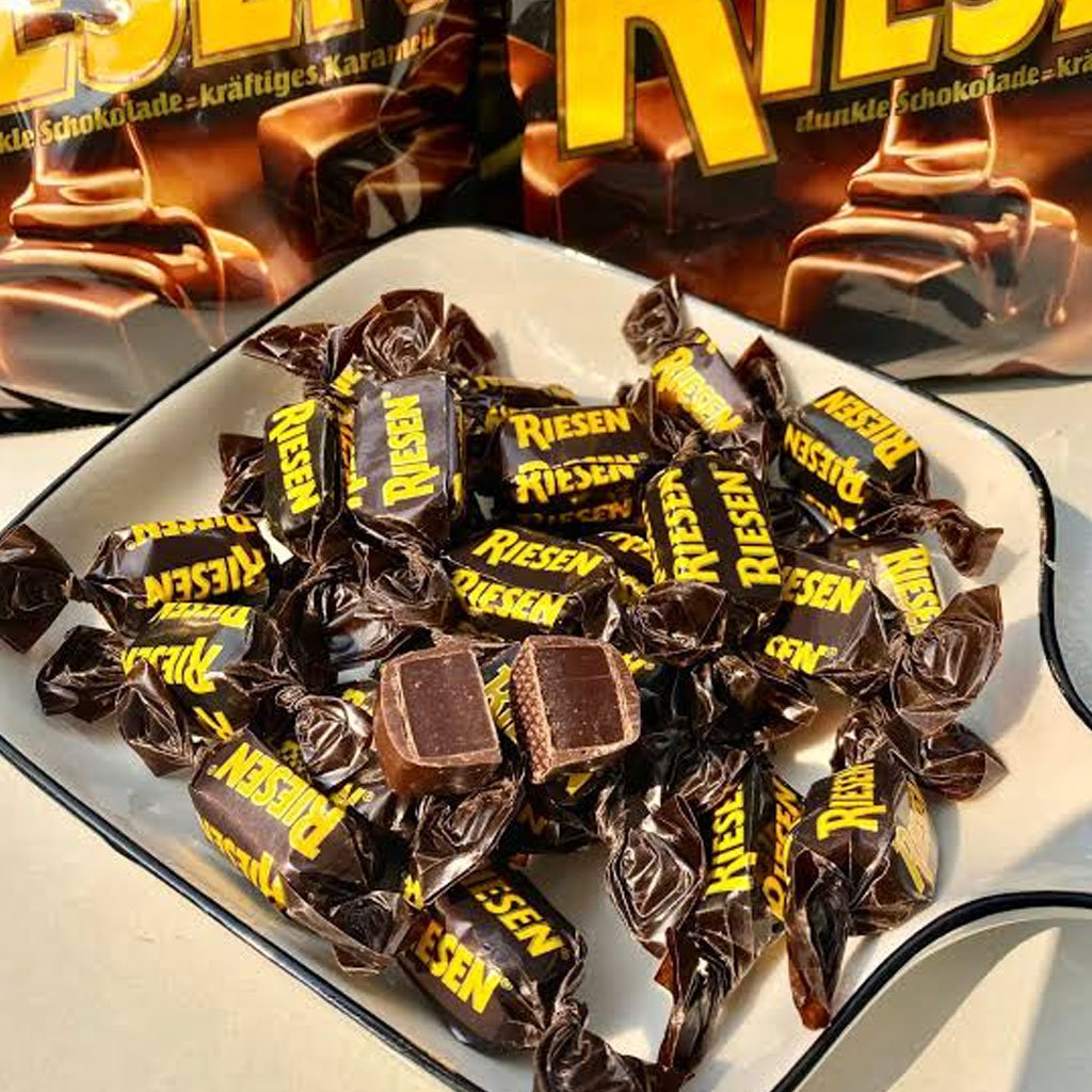 Kẹo sôcôla đen nhân mềm Storck Riesen Dark Chocolate Chewy Toffee 105g F123046